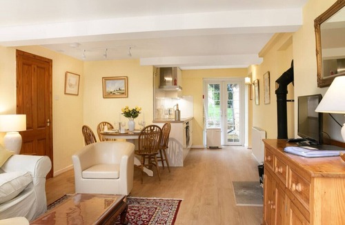 Nether Worton House | Woodcutter`s Cottage - Peaceful Country Retreat