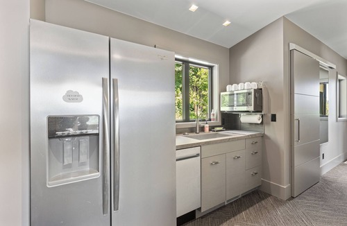 Cottage Lake House | Woodinville Luxury 2BR in Wine Country + Views + Private Decks + Tower Lounge