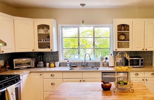 Woodland Hills Cottage | Woodland Hills Cottage on beautiful 1/4 acre property