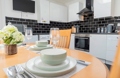 Banbury Apartment | Work-Ready 4‑Bed Home with Parking, Ideal for Teams Working in Banbury and area.