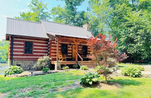 Boonville Cabin | Yadkin River Lodge-cozy stay on the bluffs overlooking the Yadkin River.
