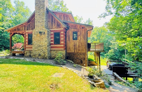 Boonville Cabin | Yadkin River Lodge-cozy stay on the bluffs overlooking the Yadkin River.