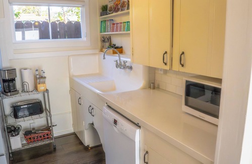Laguna Beach Cottage | Yellow Beach House 500' to the Waves- Electric Car Charger!