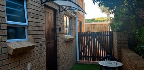 Kleinbaai Apartment | Zeezicht Unit with seaview from terrace