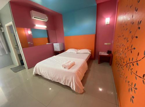 โรงแรมแฮปปี้ สามชุก Happy Motel samchuk