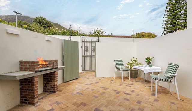 1 Bed 5 Min Walk to Beach W/Private BBQ Courtyard