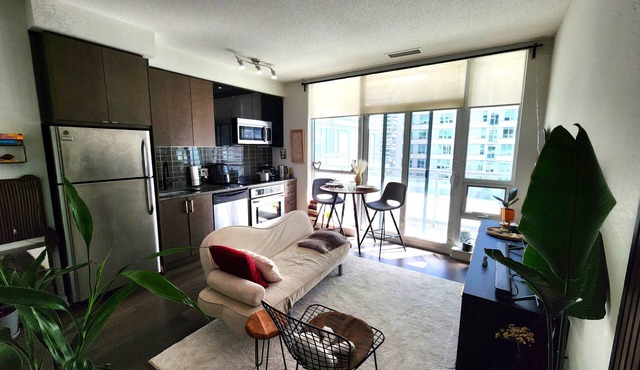 1 bedroom in midtown Toronto, with a pool and a gym, 6 minutes away from subway