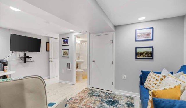 1-BR Pad in the Heart of Petworth/Walk to METRO