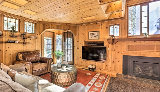 < 1 Mi to Heavenly Lifts: Tahoe Area Townhome!