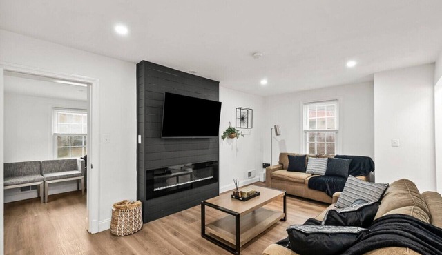 1 min to DC 6 beds sleeps 12 w/yard and parking