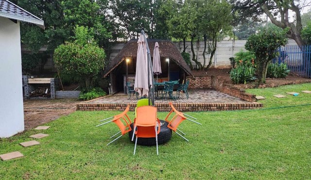 10-bedroom house in beautiful Randburg with WiFi , DSTV, NETFLIX each 500-600