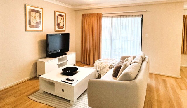 10 CBD Resort 2BR Secure Suite Pool Gym & Parking