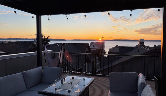 10 Star, Lux Townhome, Rooftop, Fire pit, Puget Sound Views, Alki Beach, EV