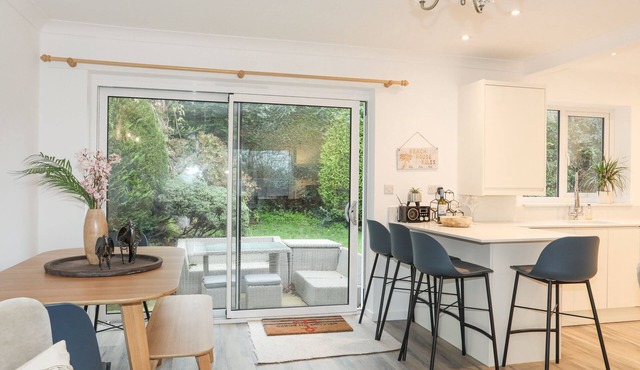 15 MAES AWEL, pet friendly, character holiday cottage in Abersoch