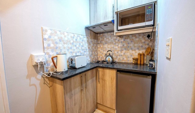 15 min Walk to Rosebank & Gautrain - Parkwood Stay