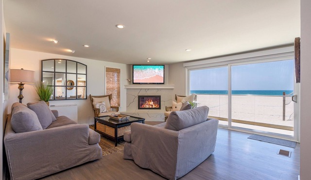 1617O: 4 BR, 3 BA House in Oxnard, Sleeps 8