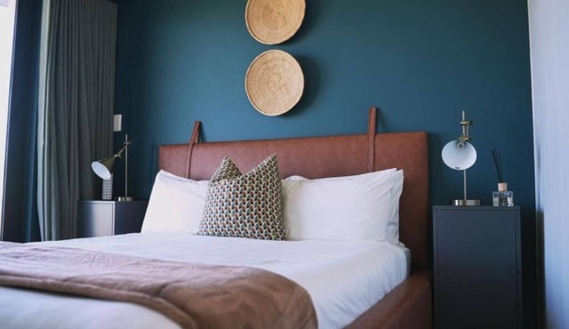 2-bedroom apartment in adorable Cape Town with AC and gym access