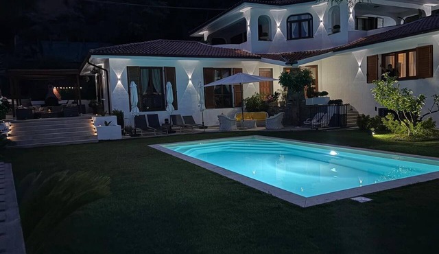 2 bedroom apartment with private pool, tennis & padel, near the sea