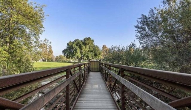 2-bedroom Condo in Heart of Downtown Calabasas
