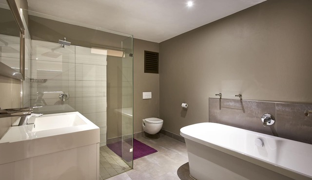 2 Bedroom Executive En-suite Apartment with 1 king and 2 twin bed in Sandton