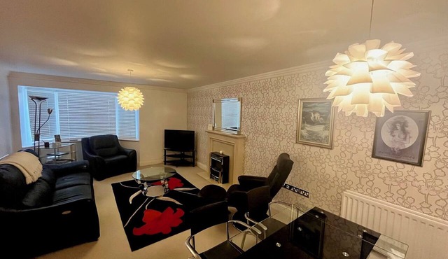 2 bedroom town centre apartmnet with free parking