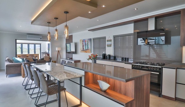 2-bedroom villa in delightful Hermanus with swimming pool, AC & barbecue room