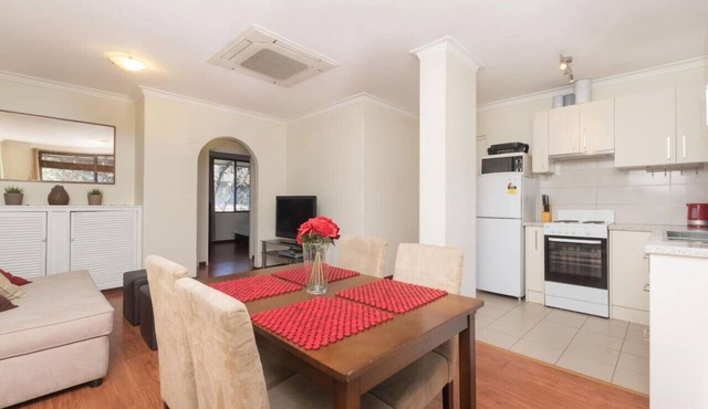 2 BR getaway! 4.8km to CBD & 10km to airport