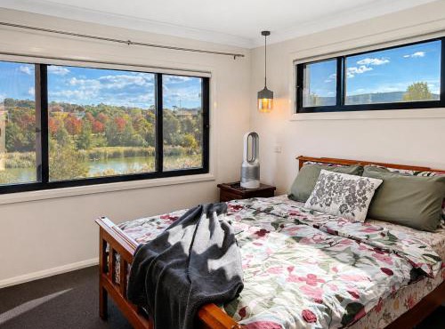 2-Storey 5BR House - Family, Pets & Pond Views