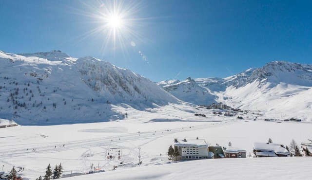20m from resort center, 5th floor, view lake, balcony, tv, ski locker, 64m², Tignes