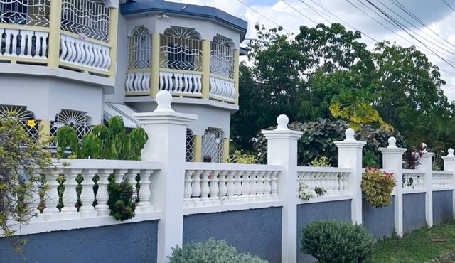 2BR apt near beach, river, spa & highway access to Kingston & Mandeville,