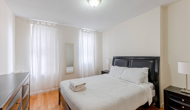 (2D) 2 Bedroom Apt Just Off Park Ave