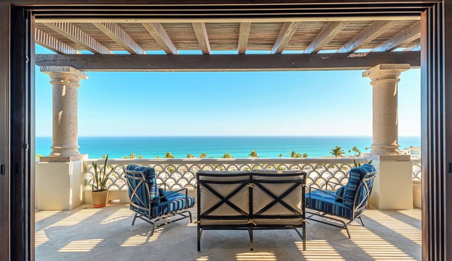 3 BD Oceanview Penthouse with infinity pool and jacuzzi
