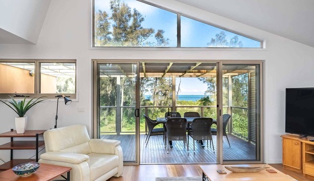 3-Bed Seaside Serenity Escape at Long Beach