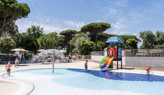 3 bedroom, 2 bathroom mobile home with veranda, terrace, in Punta Marina camping