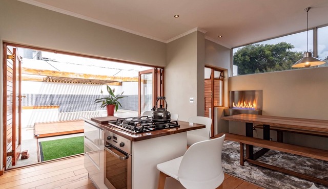 3-bedroom house with mountain views, pool and fireplaces in Cape Town.
