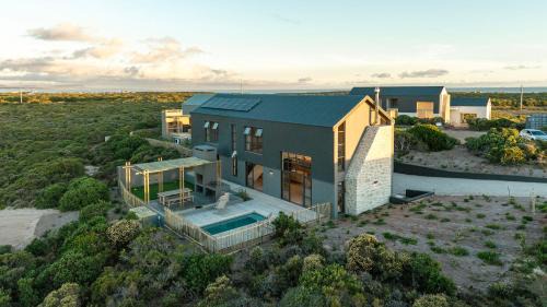 3 Bedroom Luxury Barn in Romansbaai Beach & Fynbos Estate - With Inverter