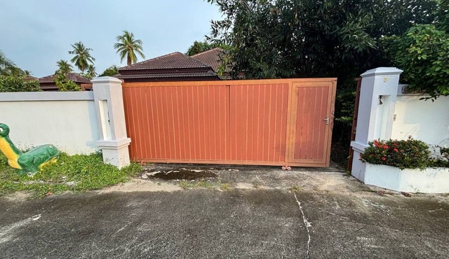 3-bedroom villa in peaceful Pattaya Bang Lamung District with AC