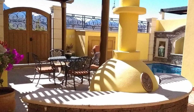 3-bedroom Townhome with Private Pool and AC