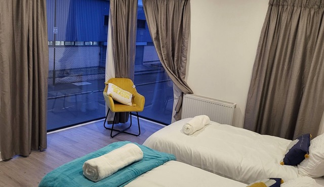 3 Bedrooms 2 baths Near Excel O2 London City Airport Sleeps up to 7