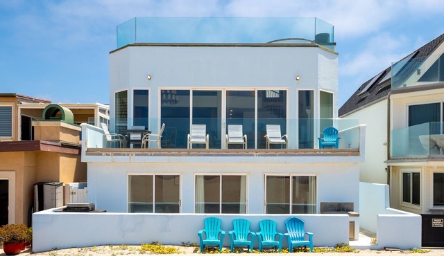 3525O - Big Blue Beauty: 3 BR, 5 BA House in Oxnard, Sleeps 6
