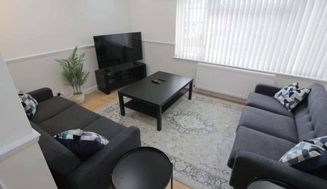 3Bed Central Flat - free parking