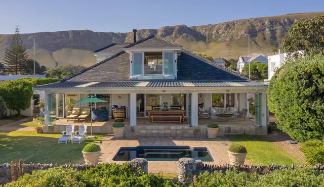 4-bedroom house overlooking the sea on the cliff path in Hermanus