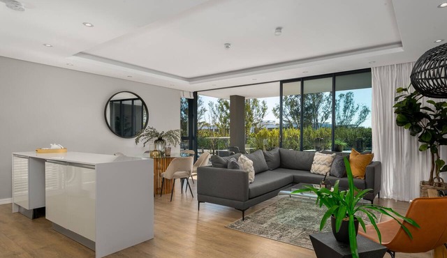 4 Bedroom Luxury close to the VandA Waterfront