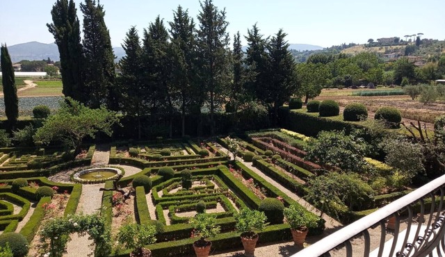 4bdrm elegant apt,historical Villa, shared pool, parking, 3km from Ponte Vecchio