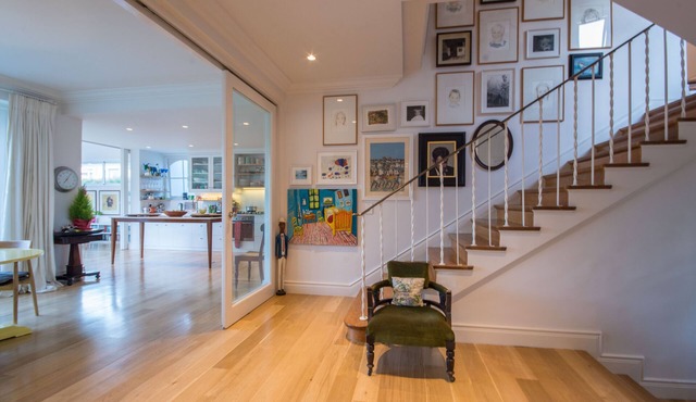 5 Bedroom modern home with spectacular Table Mountain views, pool in Claremont