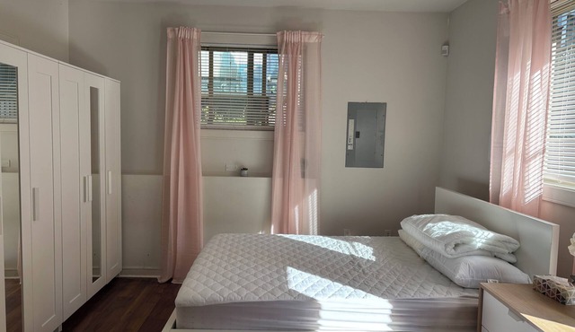 5 min walk to beach- Independent Bedroom with Private Full Bathroom and Entrance