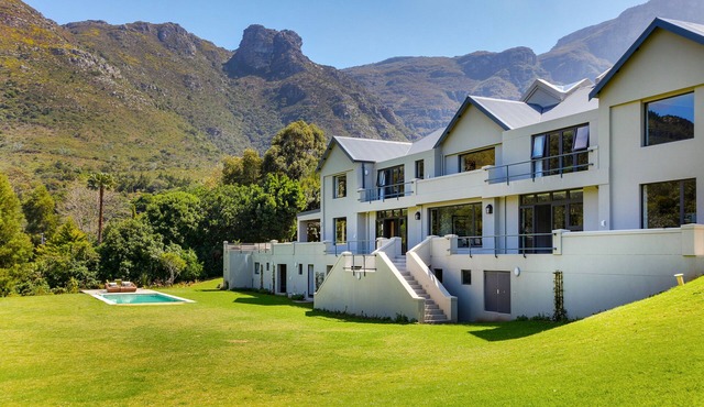 6/7 bedroom spacious Bishopscourt home. Fun for the whole family.Exquiste views.