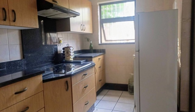 7 on School - cozy guesthouse close to airport