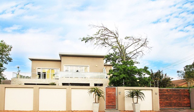 7 Rooms, 8 bathrooms and parking for 9 cars