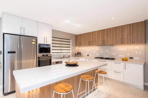 7 Royal Family Kensington 4BR 2BTH